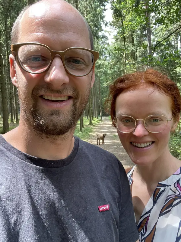 Selfie mit meiner Freundin Helga und mir, Rexi im Hintergrund auf einem Waldweg